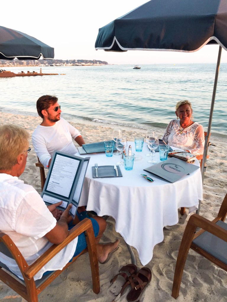 the best dinner at the beach in Antibes Juan-les-Pins is at Le Ruban Blue