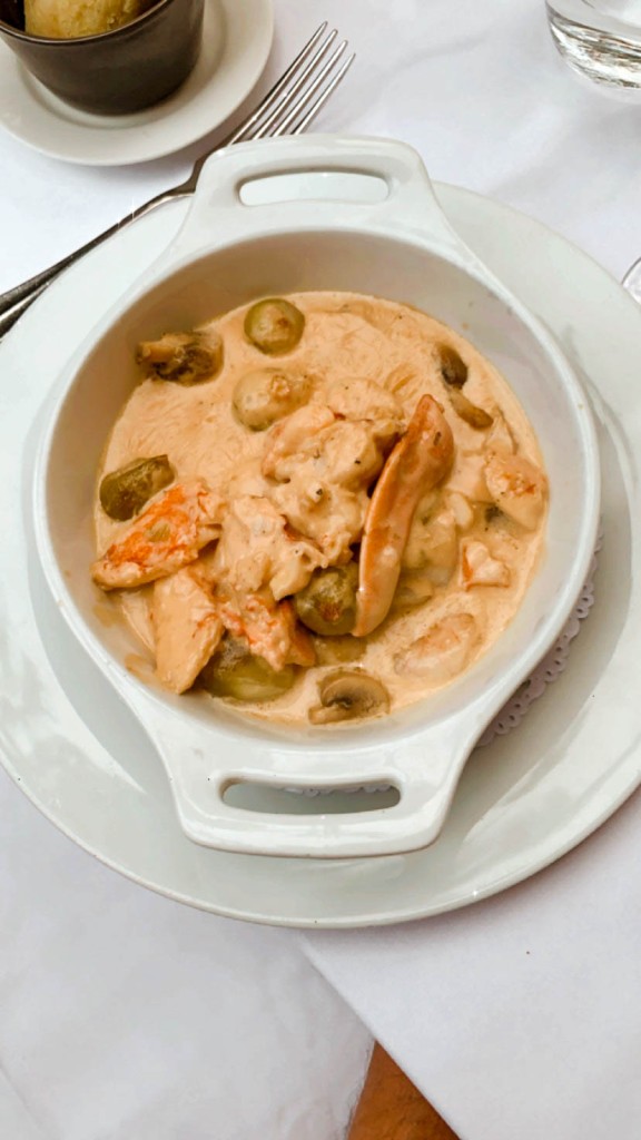 seafood in safran cream sauce at restaurant Le Perroquet