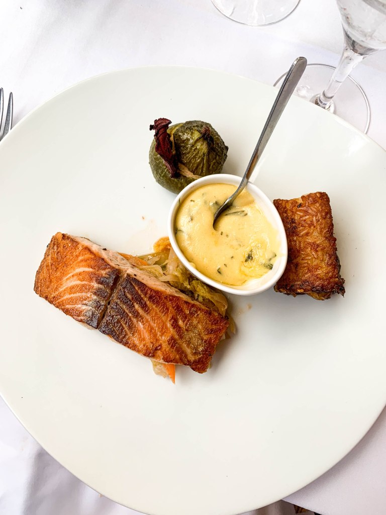 delicious salmon with sauce bernaise at restaurant Le Perroquet